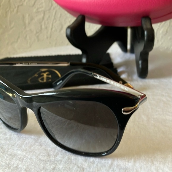 Juicy Couture: Black Wayfarer Sunglasses- Gray- case & cloth-
scratch & mark - Picture 11 of 16